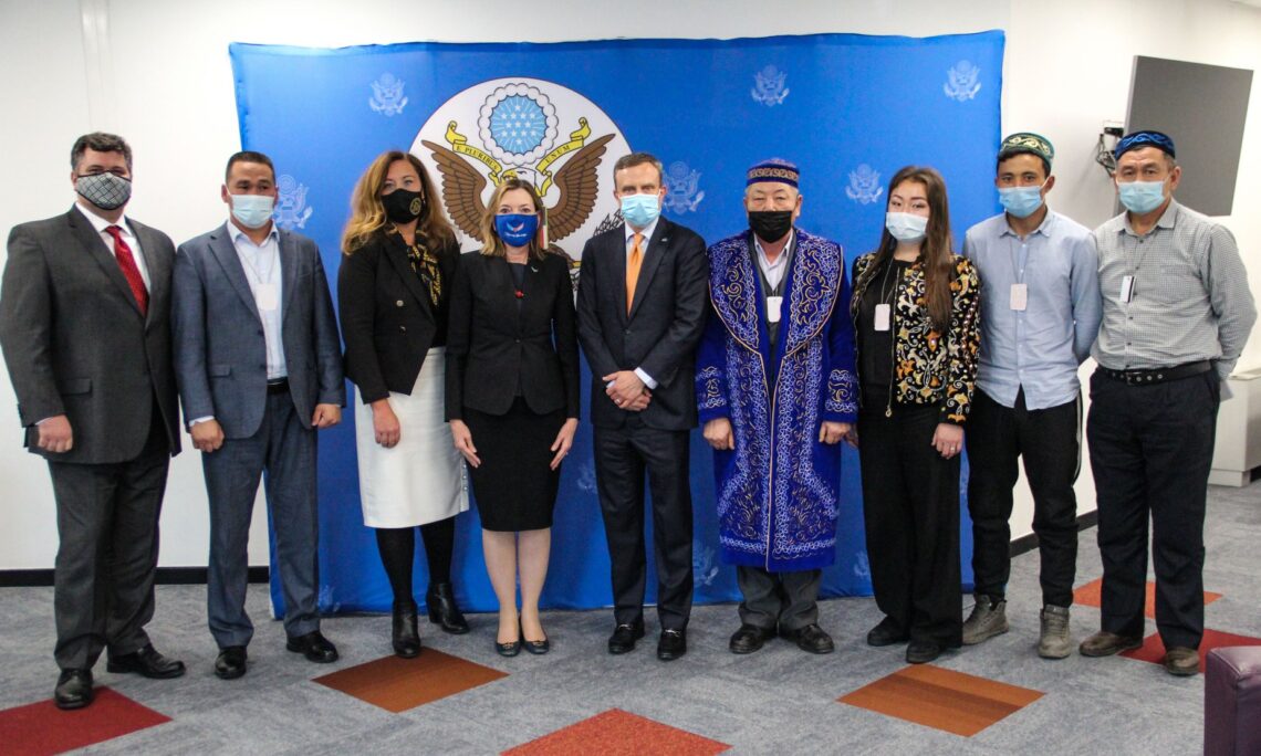 مساعدة وزير الخارجية الأمريكي تلتقي مع القازاق والأويغور الذين كانوا محتجزين في معسكرات الإعتقال