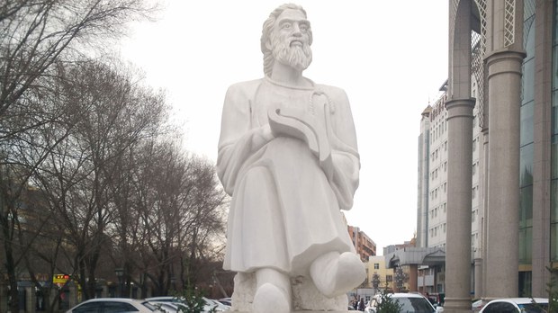 السلطات الصينية تزيل تمثال رائد الطب الأويغوري من مستشفى شينجيانغ