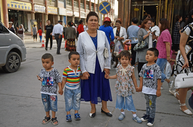 تستهدف الحكومة الصينية أطفال الأويغور بسياسة “زهرة الرمان”