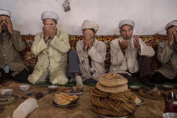 “الطعام الحلال” حرام على أقلية الأويغور المسلمة بالصين