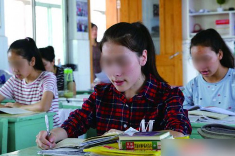 إرسال أطفال شينجيانغ إلى المدارس الداخلية للتآمرعليهم