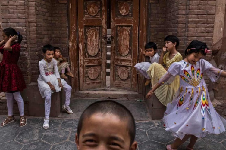 إعتقال الصين ملايين المسلمين يترك آلاف الأطفال الأويغور بلا آباء