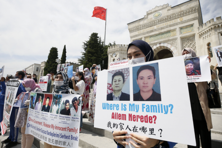 رعب يوم الجمعة.. كيف تمزق الصين عائلات الأويغور المسلمة
