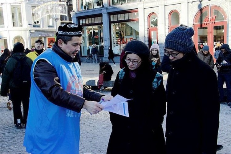 أويغوري في هولندا يتظاهر منذ 7 أشهر للتعريف بقضية شعبه