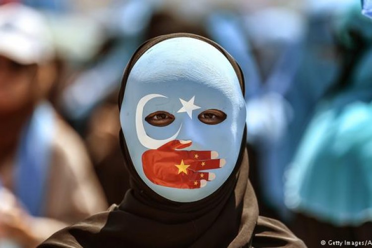 الصين تهزأ بعقوبات أميركية مقترحة لاتهامها باحتجاز أويغور في معسكرات