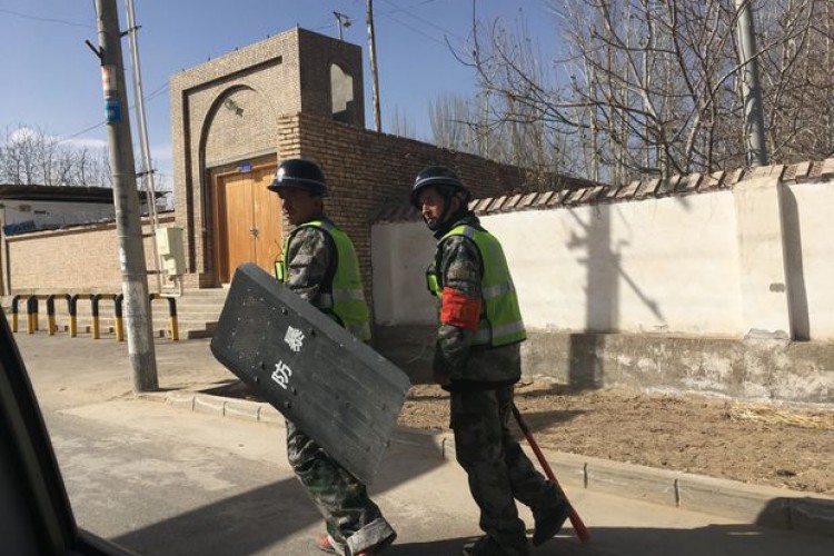 الصين تحتجز مئات الآلاف من الأويغور في مراكز شبيهة بالسجون