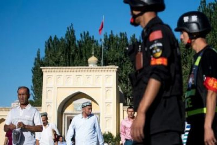 الصين تعتقل 20 امرأة من مسلمي تركستان الشرقية بتهمة “تغسيل الأموات”!